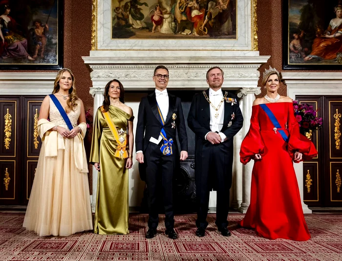 Prințesa Catharina-Amalia, foto stânga, alături de părinții săi și invitații lor