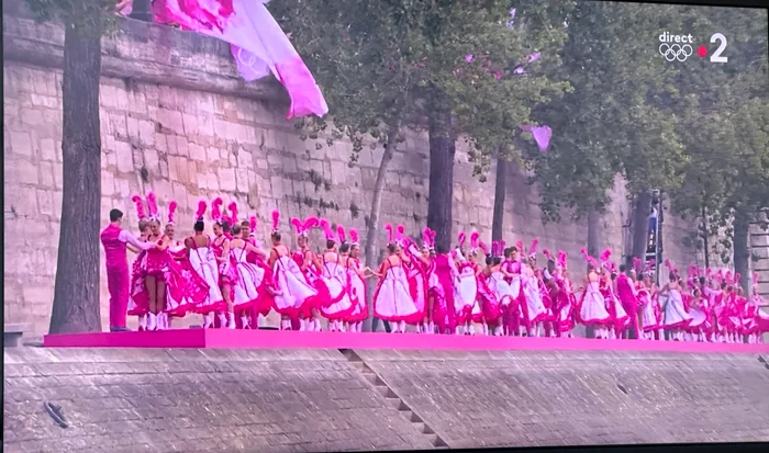 Dansatoarele de Cancan, pe cheiul Senei. Captură TV