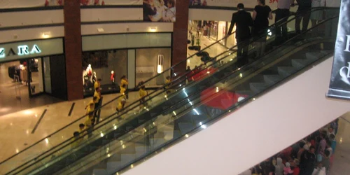 Joi seara a fost petrecere la mall
