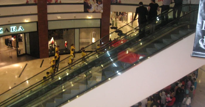 Joi seara a fost petrecere la mall