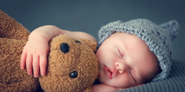Bebelus doarme cu urs de plus FOTO Shutterstock 