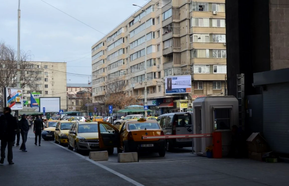 Taxiurile-pirat vor fi ”vânate” în continuare şi de Poliţia Rutieră, la Gara de Nord. FOTO: Arhiva ”Adevărul”