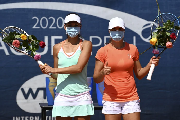 
    Alături de Monica Niculescu, Raluca Olaru a disputat finala de la Praga, luna trecutăFoto: Guliver / GettyImages  