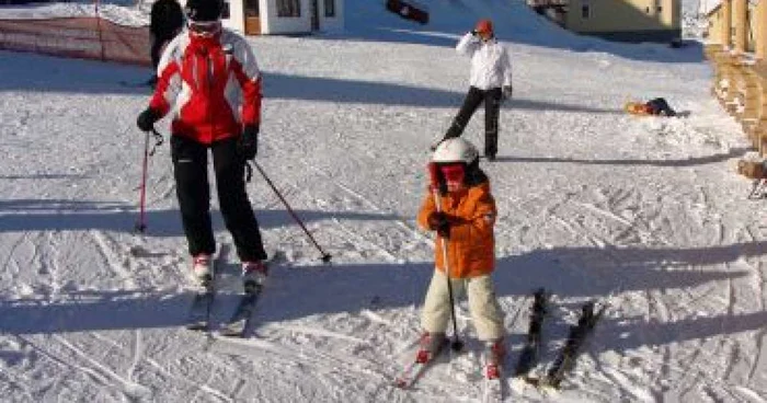 Cu mic cu mare, turiştii şi-au făcut apariţia pe pârtie