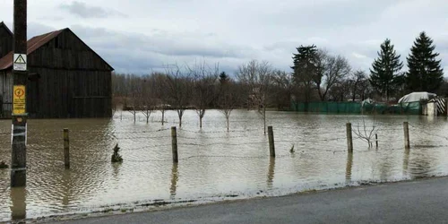 Apa a intrat în casele locuitorilor din Stupini
