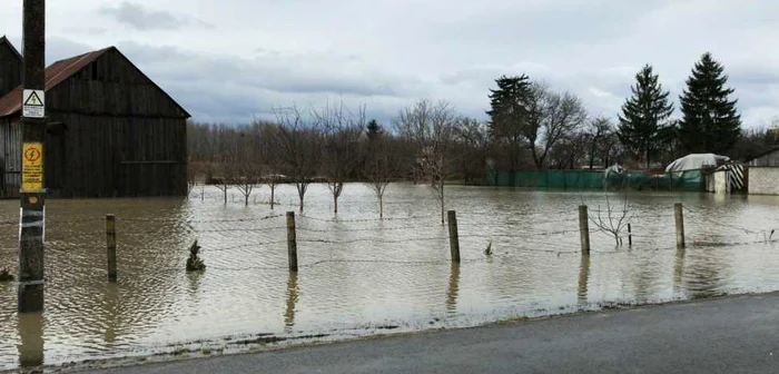 Apa a intrat în casele locuitorilor din Stupini. FOTOISU Braşov