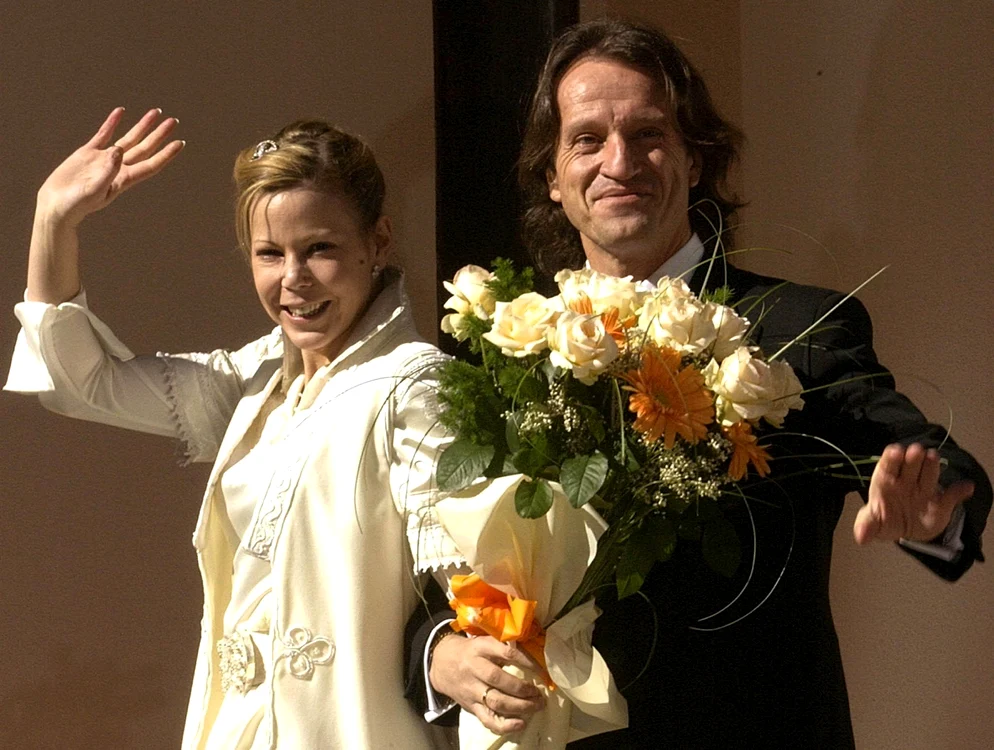 Prințesa Kalina și soțul ei făcând cu mâna, la nunta lor din 2002