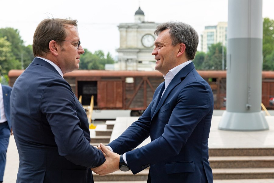 Comisarul Oliver Varhelyi, la Chișinău: 100 de milioane de euro vor ajunge săptămâna viitoare în Republica Moldova