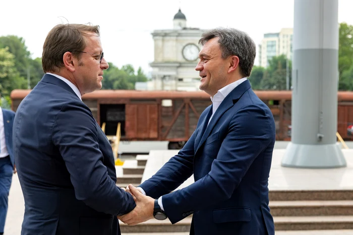Comisarul european a avut o întrevedere cu premierul moldovean. FOTO: Facebook