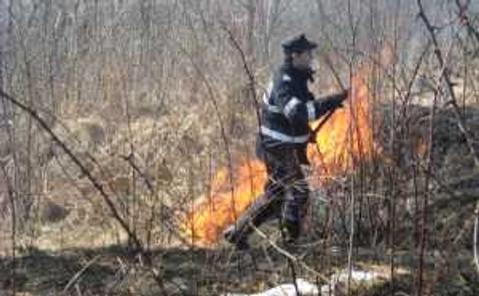 Pompierii militari suceveni intervin pentru stingerea unui incendiu izbucnit în varful muntelui. FOTO: Adevărul