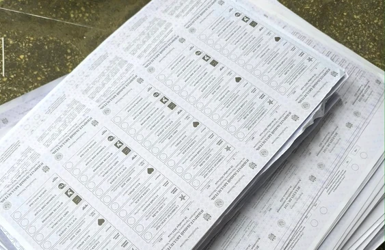 Pentru prima dată sunt buletine de vot în șase limbi. FOTO: Facebook