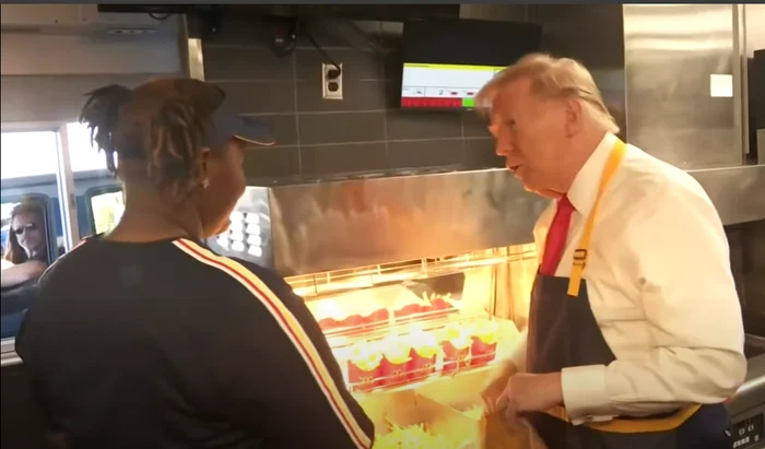 Trump a servit clienţii unui McDonald's. FOTO captură YouTube The Times and The Sunday Times