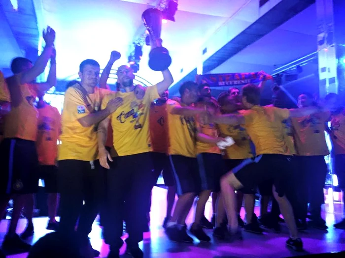 Steliştii arată cupa