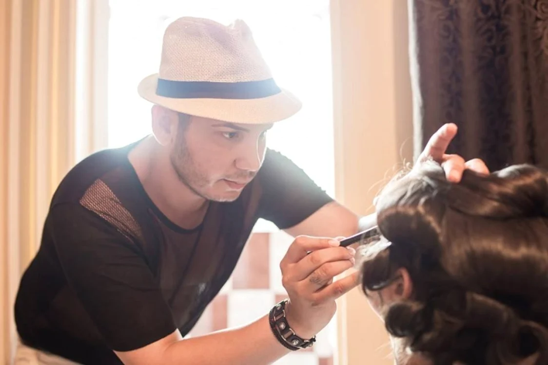 Adrian Pescariu este unul dintre cei mai solicitaţi make-up artişti din showbiz-ul românesc