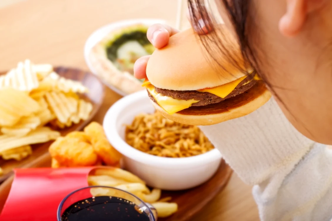 Mâncare de tip fast-food / Foto: Shutterstock
