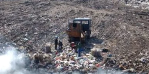 Doar firmele care îşi achită datoriile vor mai avea acces la gropa de gunoi de la Vulcan