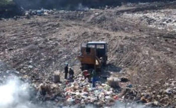 Doar firmele care îşi achită datoriile vor mai avea acces la gropa de gunoi de la Vulcan