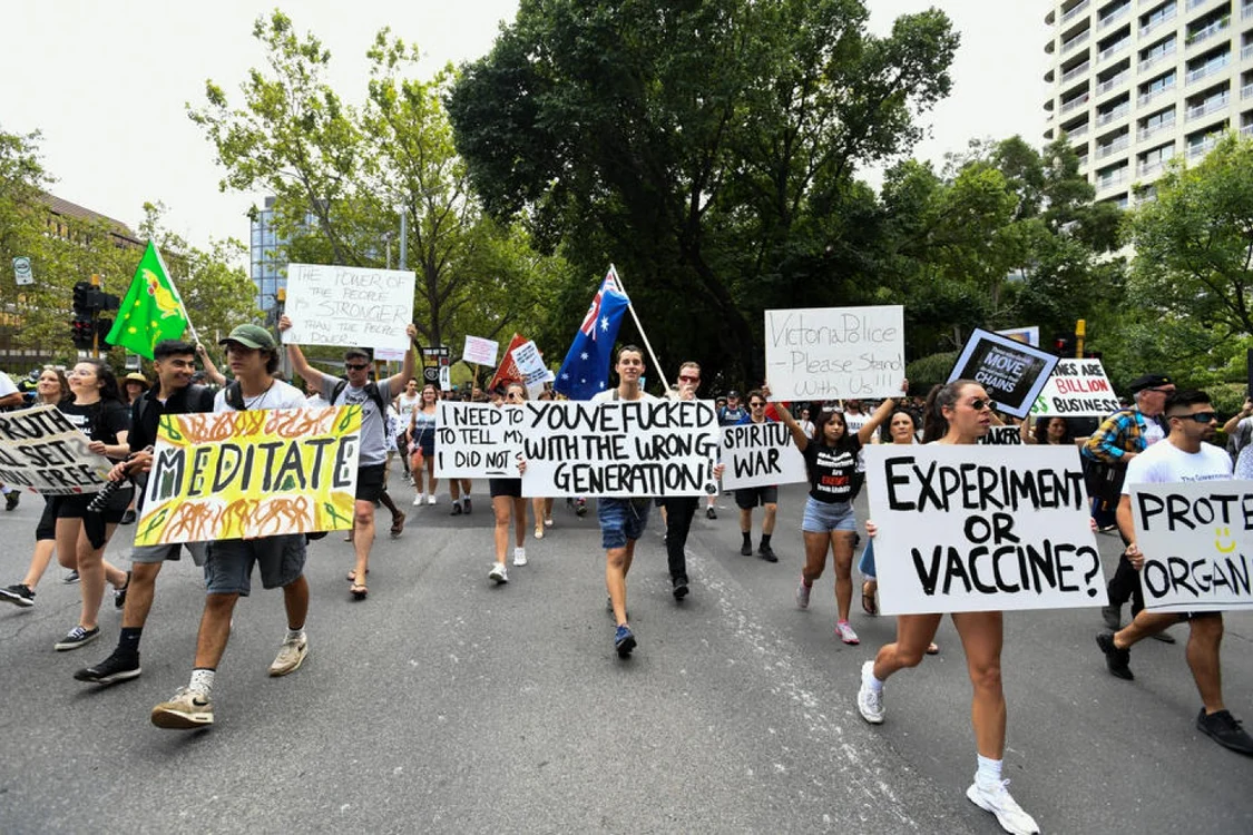 Protestatarii au ţinut afişe cu mesaje precum „V-aţi pus cu generaţia greşită”                  FOTO: EPA/EFE