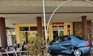 masina intrata intr-o terasa la constanta foto Ziua de Constanta