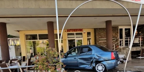 masina intrata intr-o terasa la constanta foto Ziua de Constanta