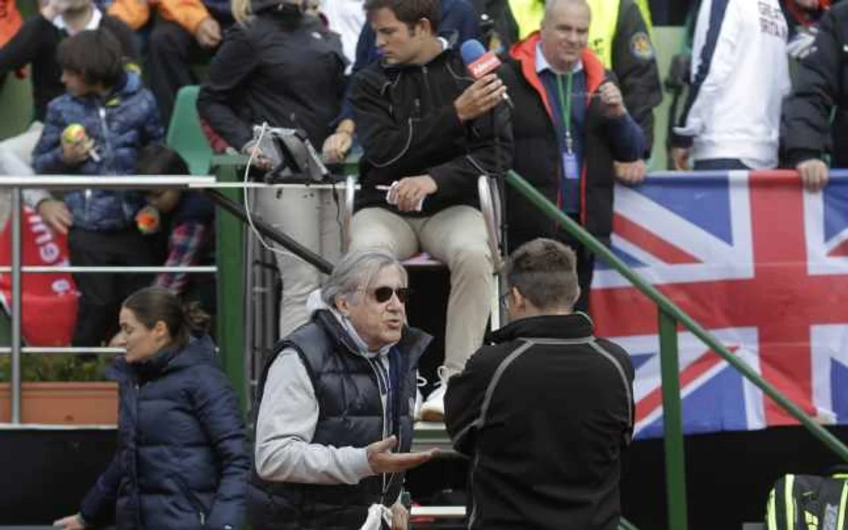 Ilie Năstase, în timpul incidentelor de la meciul cu Marea Britanie. Foto Sportpictures