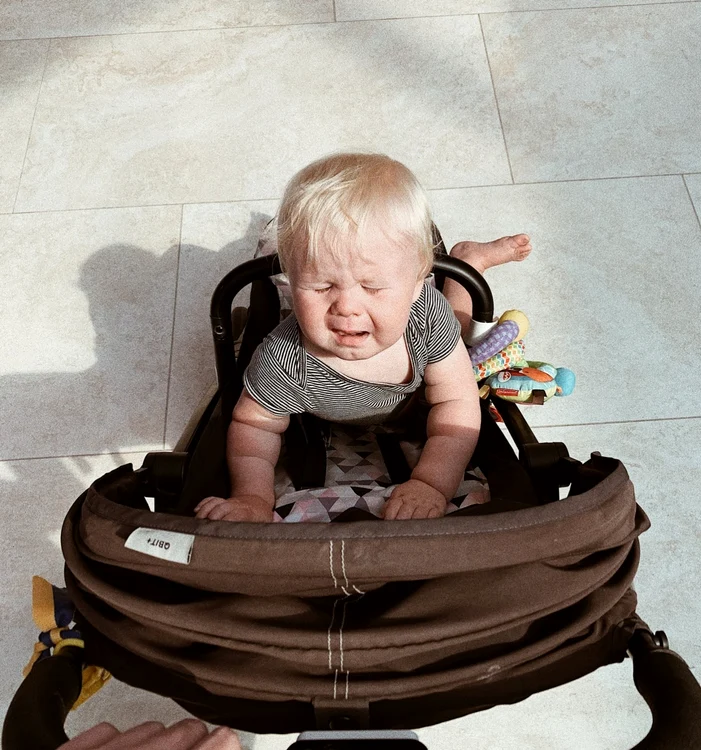 Femeii i s-a cerut să ia un coş de cumpărături pe lângă căruciorul ei. FOTO: Oleksandr Koval/Unsplash