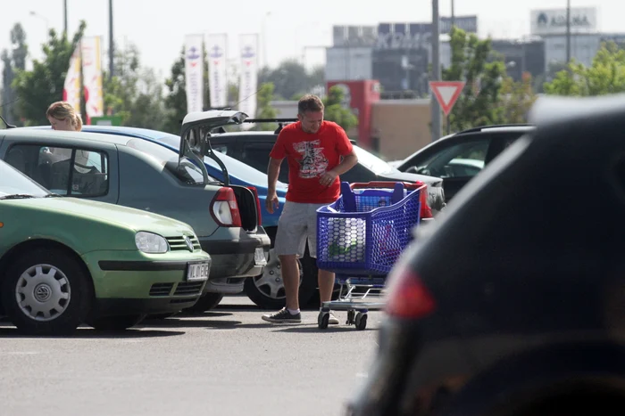 Florin a aşezat cumpărăturile în portbagajul maşinii sale (foto: ALEX MUSCALIU)