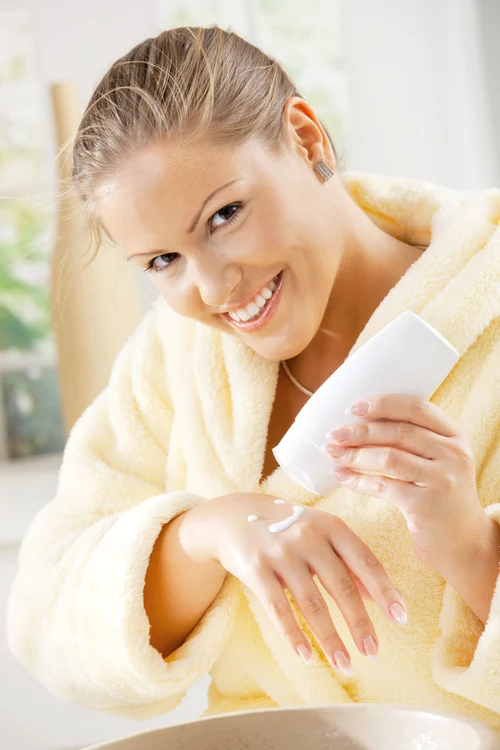 
    E indicat să te dai cu cremă hidratantă după fiecare duş  