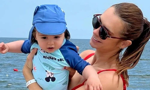 Magda Palimariu cu fiul ei, Aksel, la mare in Romania 2023   Facebook (14) jpg