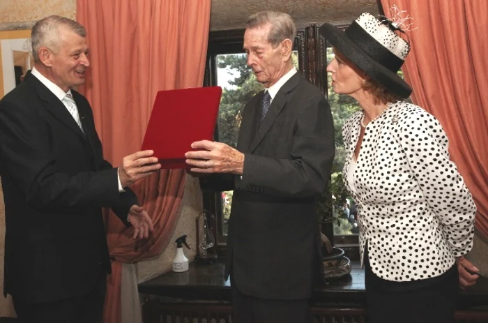 
    Fostul suveran şi Principesa Margareta au primit placheta de la primarul Sorin Oprescu  