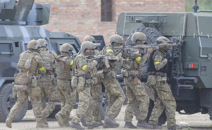 Rezerviştii ucraineni, chemaţi la arme să îşi apere ţara de invadatori. Foto: EPA-EFE