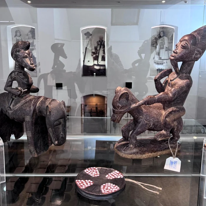 „Măști ale puterii” – expoziție de artă africană la Muzeul Etnografic al Transilvaniei