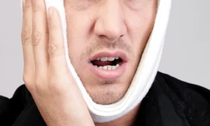 shutterstock 18673855 durere masea dinte dinti bandaj barbat jpeg