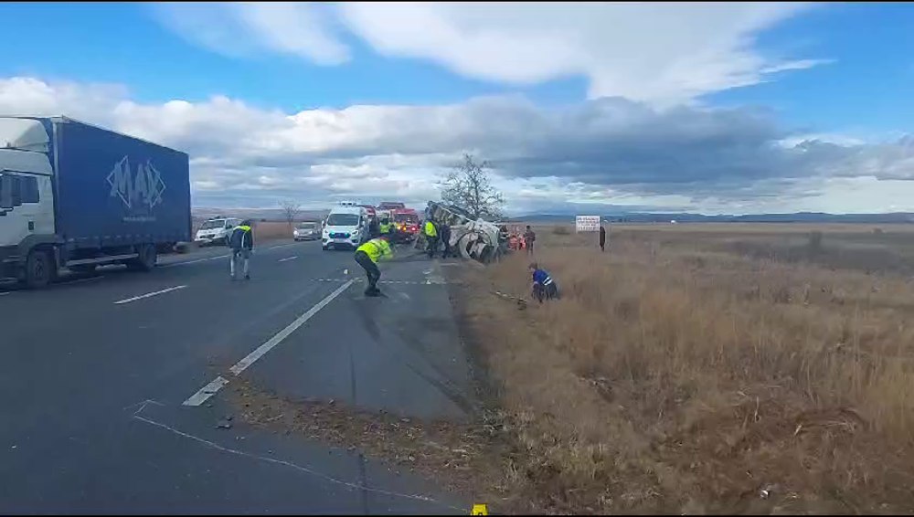 Betonieră răsturnată pe E85, după ce a mers în zig-zag. Șoferul de doar 32 ani și-a pierdut viața VIDEO