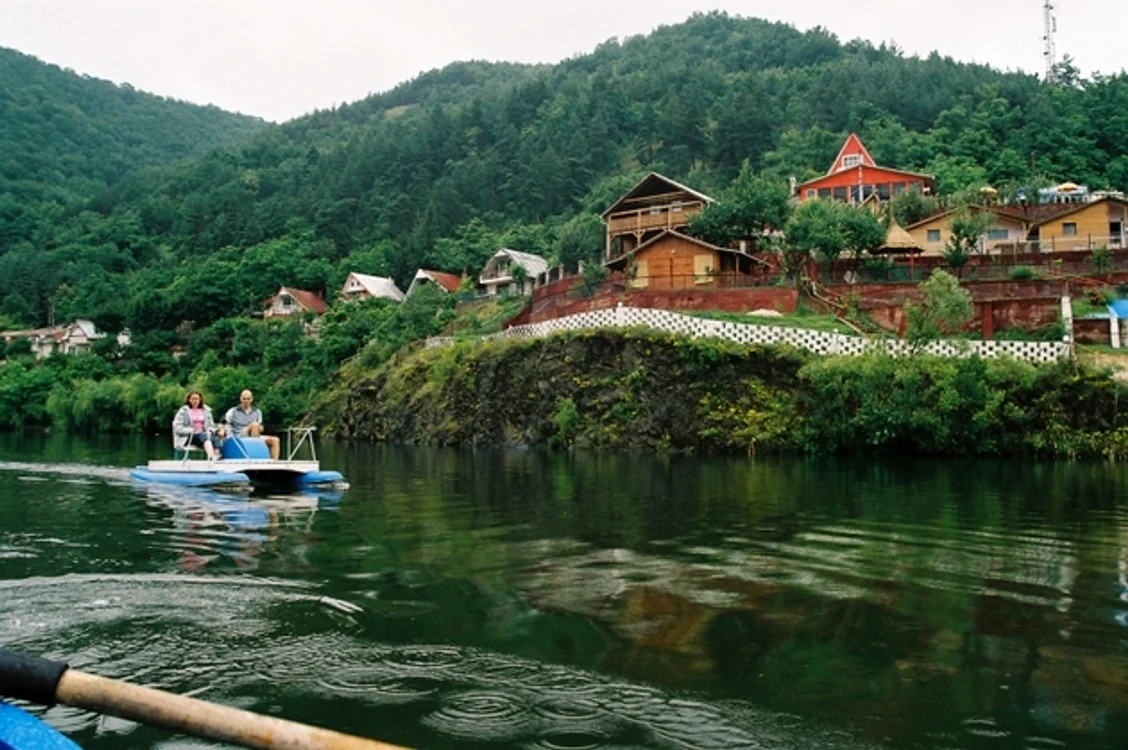 
    Cei mai mulți turiși au ales să petreacă zilele libere la țară  