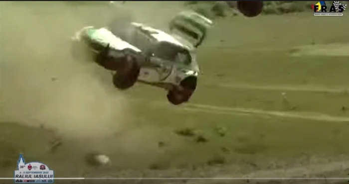 
    Deși mașina s-a răsturnat de mai multe ori și a luat foc, pilotul și copilotul au scăpat nevătămațiSursa foto: Facebook   