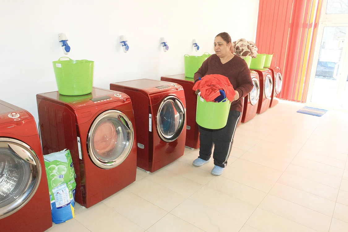 
    Cei care au venituri până la  1.000 de lei pe lună pot veni  la curăţătoria primărieiFoto: Roberto Sălceanu  