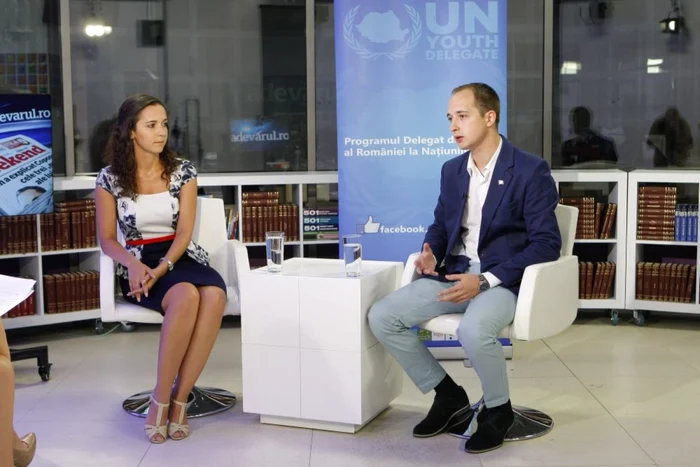 Eliza Chirilă şi Cosmin Chiriţă, actualii delegaţi la ONU, îi aşteaptă pe tineri să le predea ştacheta FOTO: Adevărul / Eduard Enea