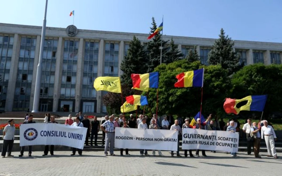 Membrii organiza'iilor au protestat ;i ]mpotriva vizitei vicepremierului rus Dmitri Rogozin FOTO: Dumitru Goncear