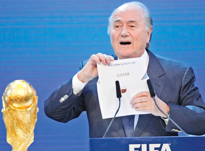 
    Sepp Blatter,  în momentul în  care a anunţat  gazda Cupei  Mondiale din 2022FOTO: AP   