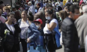 oameni pe strada jpeg