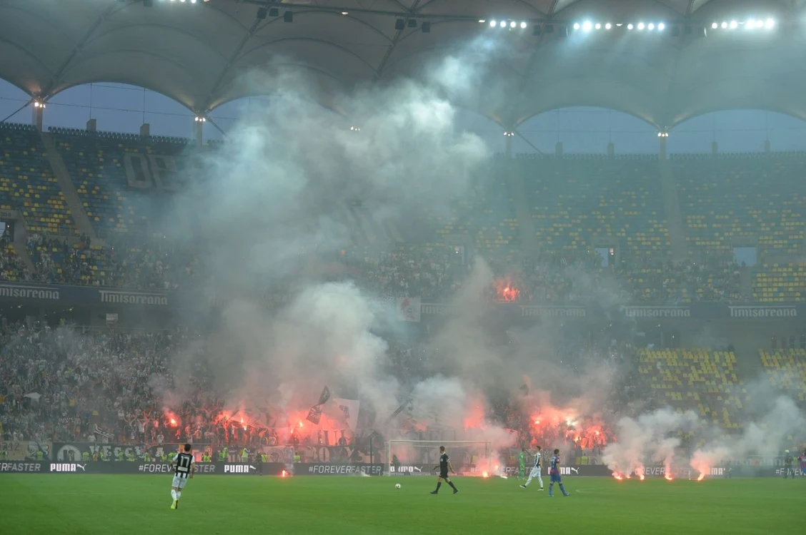 Fumigene sunt aprinse in Finalei Cupei României dintre Steaua si U Cluj FOTO Mediafax 