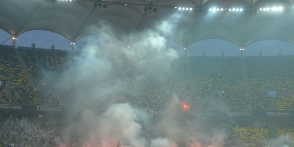 Fumigene sunt aprinse in Finalei Cupei României dintre Steaua si U Cluj FOTO Mediafax 