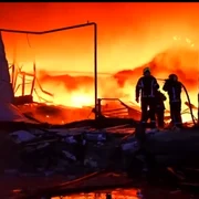 un depozit al societăţii de producţie creată de Zelenski, distrus de drone png