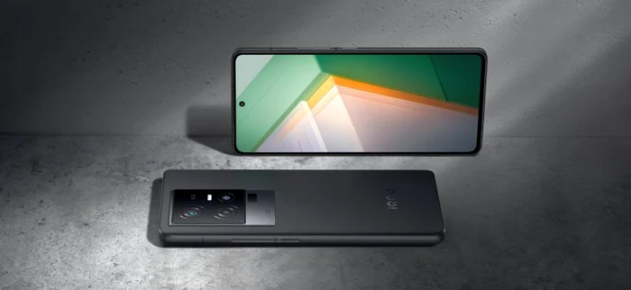 Smartphone iQOO 11 Black Edition.