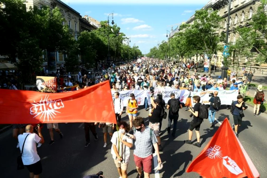 Mii de unguri, dintre care unii arborau pancarte cu mesajul „Trădare”, au protestat sâmbătă faţă de planurile de deschidere a unui campus al unei universităţi chineze la Budapesta