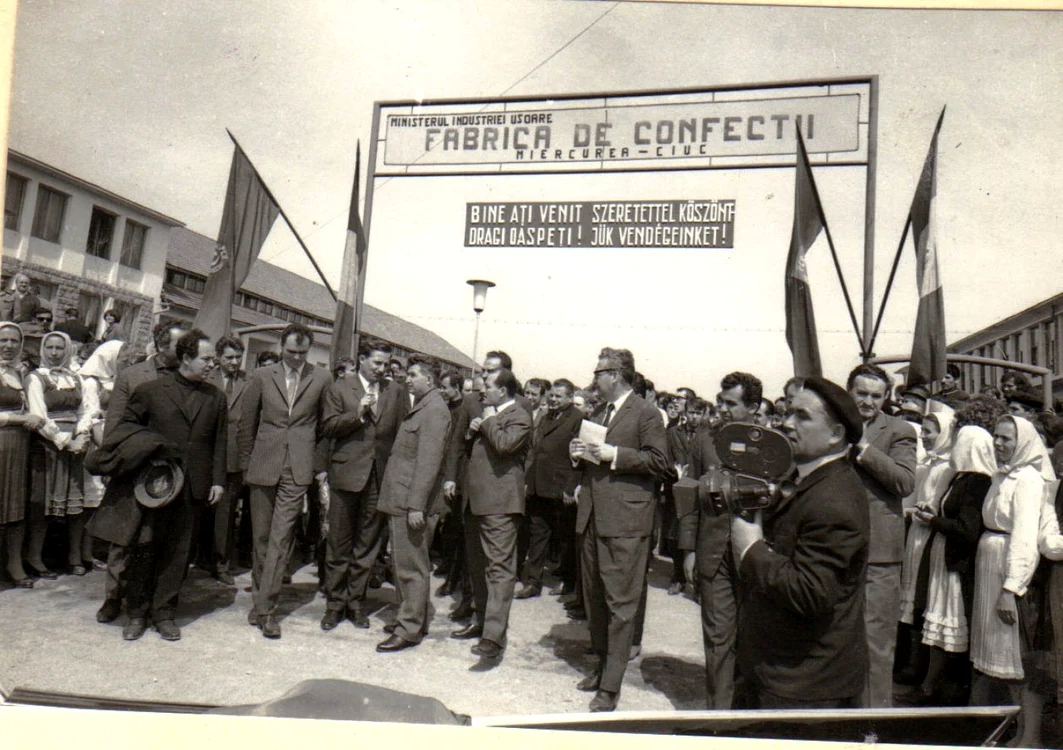 Vizita de lucru a lui Nicolae Ceauşescu, în judeţul Harghita, la fabrica de confecţii Miercurea Ciuc, în aprilie 1970 FOTO Fototeca online a comunismului românesc. Cotă: 20/1970