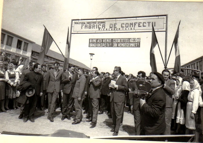 Vizita de lucru a lui Nicolae Ceauşescu, în judeţul Harghita, la fabrica de confecţii Miercurea Ciuc, în aprilie 1970 FOTO Fototeca online a comunismului românesc. Cotă: 20/1970