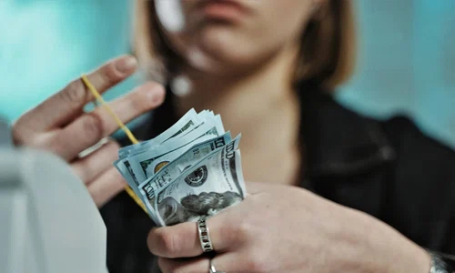 femeie bani jpg