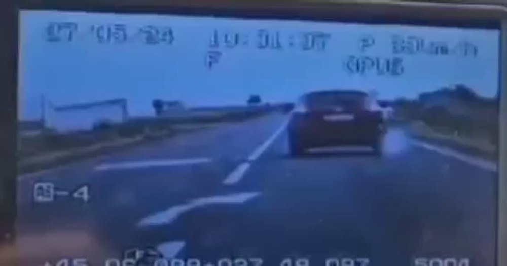 Momentul în care un șofer traversează în viteză un Drum European, deși avea semnul STOP VIDEO 